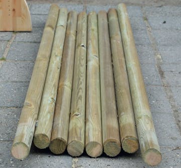 Stolpar till vägge i utedusch Stolpar til de andra vägsektionerna i utedusch